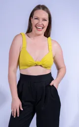 Top amarillo con breteles fruncidos y nudo central.