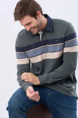 Remera polo de manga larga con diseño de rayas horizontales en tonos azul marino, marrón y gris. Presenta cuello camisero con cierre de botones y puños elásticos en las mangas.