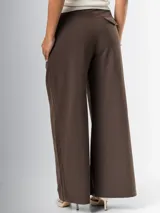 Pantalón wide leg marrón de tela sastrera con pinzas y elástico en la cintura.