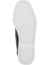 Náuticos de cuero con diseño color block en blanco, azul y rojo.