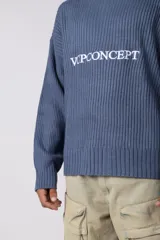 Sweater de punto acanalado color negro, con cuello redondo y mangas largas. Presenta el logo VCPCONCEPT bordado en el pecho en color blanco.