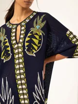 Poncho azul marino con diseño de ananás y flecos en el ruedo.