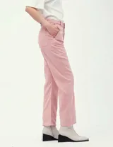 Pantalón de jean color rosa, de corte recto, con bolsillos laterales y traseros, y detalle de costuras verticales en el frente.