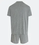 Pijama corto de hombre confeccionado en malla flameada de color gris con efecto mezcla, compuesto por una remera de manga corta con cuello redondo y un short con cintura elástica.