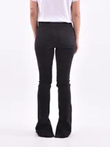 Pantalón de jean negro de corte recto con aberturas en el ruedo.