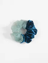 Gomita de pelo tipo scrunchie con una mitad de tul celeste y otra mitad de terciopelo azul.