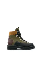 Borcego de cuero verde con detalles en marrón y negro, con cordones y suela track.