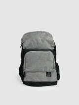 Mochila gris con detalles en negro, dos bolsillos frontales con cierre y logo de la marca Rusty.