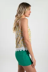 Blusa de tirantes con estampado floral y detalle de puntilla en el ruedo.