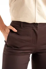 Pantalon de corte recto y tiro medio, color bordó, con cierre frontal de botones y bolsillos laterales.