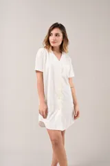 Camisa de dormir o camisón de manga corta, color champagne, con cuello en V y abotonadura frontal. Presenta un bolsillo de parche en el pecho.