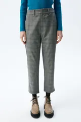 Pantalón de vestir de corte chino, con tiro medio-alto, pierna recta y bolsillos laterales. Diseño a cuadros en tonos marrón, azul y rojo.