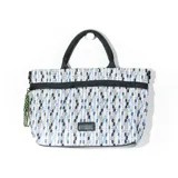 Cartera de mano rectangular con estampado de líneas verticales en tonos celeste, azul y lila. Tiene doble asa corta negra, cierre superior con cremallera y un dije colgante con cordones verde y blanco.
