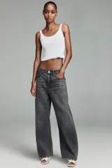 Jeans de mujer color beige claro, tiro medio, estilo balloon baggy con pierna ancha y largo completo. Presenta costuras visibles y un lavado que le da un aspecto desgastado.