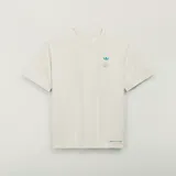 Camiseta Adidas Originals en colaboración con Bad Bunny, color blanco marfil, de manga corta y cuello redondo. Presenta un estampado gráfico en la espalda con un globo terráqueo en azul y las inscripciones "De Puerto Rico para el mundo" y "São Paulo" en rojo.