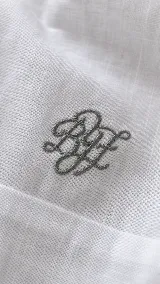 Remera de manga larga confeccionada en una combinación de lino y algodón. Presenta escote en V, diseño con cortes frontales y detalle de logo bordado. Posee un calce cómodo con aberturas laterales en el ruedo.