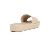 Sandalias Beira Rio de plataforma baja, color crema, con tira ancha en el empeine y plantilla acolchada.