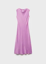 Vestido midi de satén color lila, con cuello drapeado y diseño sin mangas de corte recto. Presenta un cierre lateral oculto.