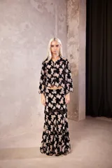 Camisa corta de corte holgado y estilo oversize, con mangas 3/4. Confeccionada en una tela con textura que combina encaje y detalles en terciopelo con un patrón geométrico.