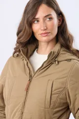 Campera de abrigo color beige con capucha desmontable, cierre frontal y cordón ajustable en la cintura. Cuenta con forro interior de sherpa, bolsillos frontales y puños de tejido acanalado.
