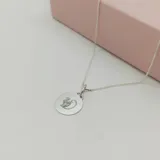 Conjunto de collar y dije de plata 925 con cadena de 45cm y dije circular de 15mm de diámetro con grabado de un gato.