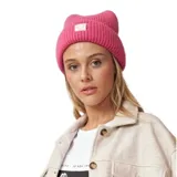 Gorro tipo beanie tejido en color marrón, con diseño de punto acanalado y etiqueta rectangular pequeña en el frente.