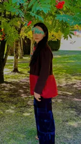 Blazer azul marino corto de lana con cuello solapa y mangas abullonadas.