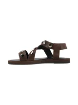 Sandalias planas de cuero marrón con tiras decoradas con tachas metálicas redondas y hebilla de ajuste lateral.