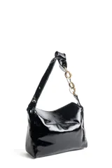 Bolso de hombro negro de charol, con forma curva y asa corta con eslabones dorados.