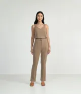 Pantalón recto color beige en tejido modal, con cintura alta, cierre con botones y cremallera, dos bolsillos laterales y corte frontal.