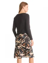 Vestido corto de diseño combinado, marca Moon Maven. La parte superior es una remera negra de manga larga con escote redondo, y se integra a una falda midi estampada con animal print en tonos beige, marrón y negro. Tiene cintura elastizada.
