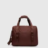 Bolso de viaje tipo duffle color bordó, con correas de mano con logo de la marca estampado, bolsillo frontal con cierre y correa de hombro ajustable y extraíble.