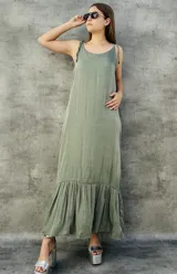 Vestido largo verde oliva con breteles finos con nudo y falda con volados.