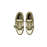 Championes de diseño urbano Off-White modelo Out Of Office, en color verde militar y blanco, confeccionados en cuero con inserciones de gamuza, suela de goma con detalles translúcidos y el característico emblema de flecha lateral.
