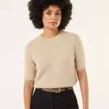 Sweater de punto de textura suave y acabado ligeramente peludo, color beige. Presenta cuello redondo, mangas cortas con terminación acanalada y diseño de corte recto.