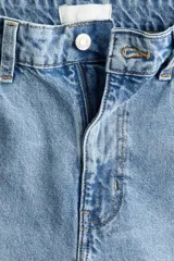 Jean tobillero de cinco bolsillos en denim de tiro alto, con pierna recta y ajuste ceñido en el bajo.