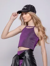 Top corto de breteles finos, color violeta con brillos.