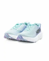 Championes de running Hoka Rincon 3, color celeste con detalles en lila y suela blanca.