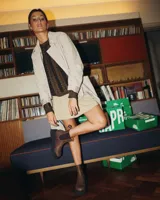 Botas Chelsea de cuero marrón con elásticos laterales negros y suela track negra.