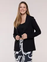 Blazer negro desestructurado de confección liviana y caída fluida, con cuello smoking, solapa corrida y mangas largas.