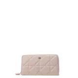 Billetera rectangular de diseño capitoneado, color beige, con cierre perimetral y logo metálico en el frente.