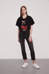 Pantalon jean de corte slim fit y tiro alto, con diseño de cinco bolsillos y ruedo deshilachado.