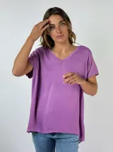 Blusa lila de mangas cortas con cuello en V.