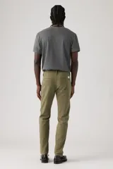 Pantalón chino color verde oliva, de corte slim, con tiro medio y confeccionado en tela sin elasticidad.