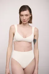 Culotte de bikini tiro alto color blanco hueso, con textura acanalada.