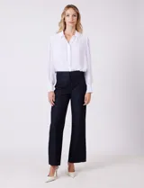 Pantalon de corte wide leg y tiro alto, con cintura estructurada, pasadores para cinturon y cierre frontal con gancho. Presenta bolsillos laterales de ojal y bolsillos traseros simulados, confeccionado en un tejido con caida fluida.