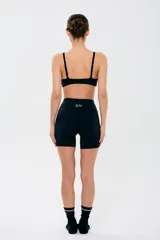 Top deportivo negro con breteles finos regulables y almohadillas removibles.