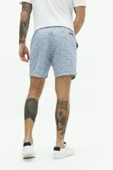 Short de baño con estampado floral en tonos azules, cintura elástica con cordón ajustable, bolsillos laterales y bolsillo trasero.