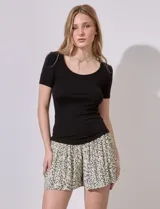 Remera negra de tejido rib, marca Tahari, con escote redondo y mangas cortas.