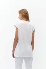 Remera blanca de corte amplio con mangas cortas y tajos laterales.